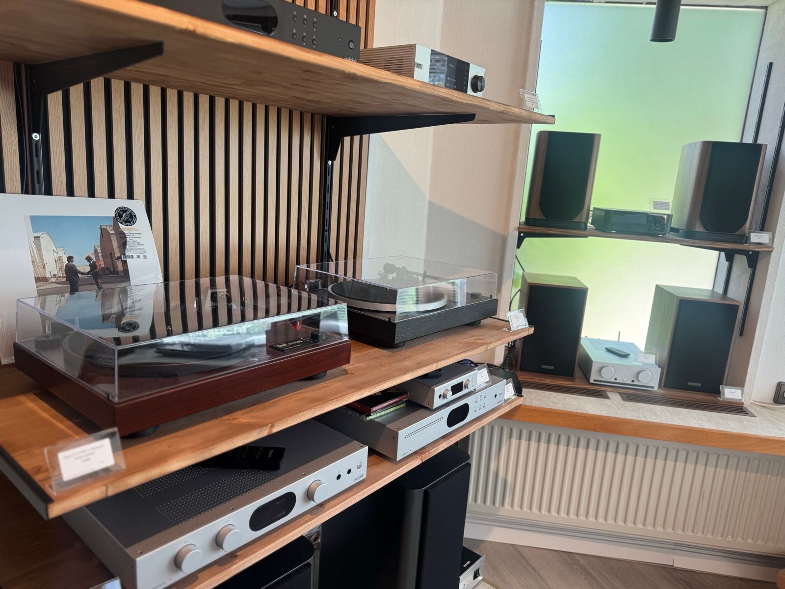 Showroom von Audio Everywhere in Goslar-Hahnenklee: HiFi-Geräte, Plattenspieler und Verstärker auf Holzregalen